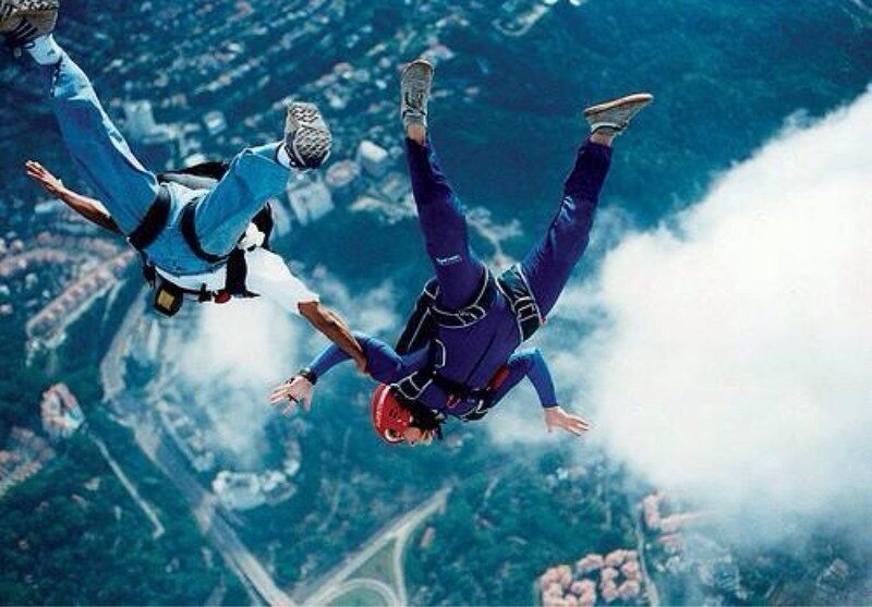 MAN MAN parachute springen power moves mannen.