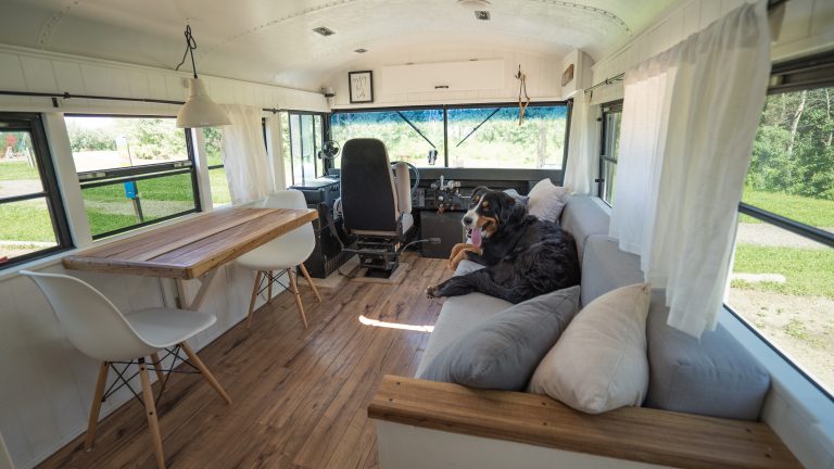 omgebouwde bus reizen man man