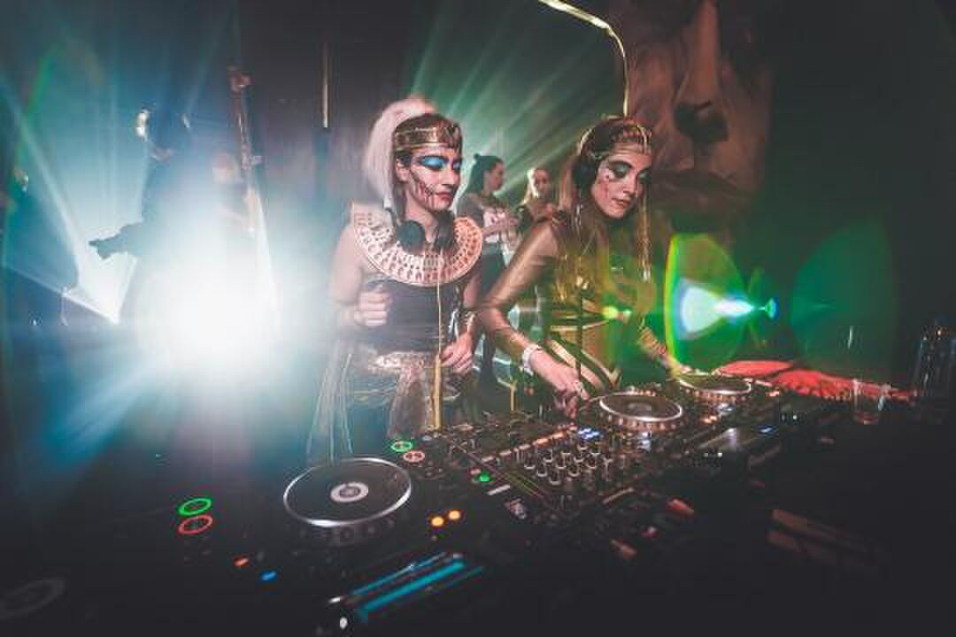 Halloween-spots-Amsterdam-meisjes-verkleerd-eng-MAN-MA