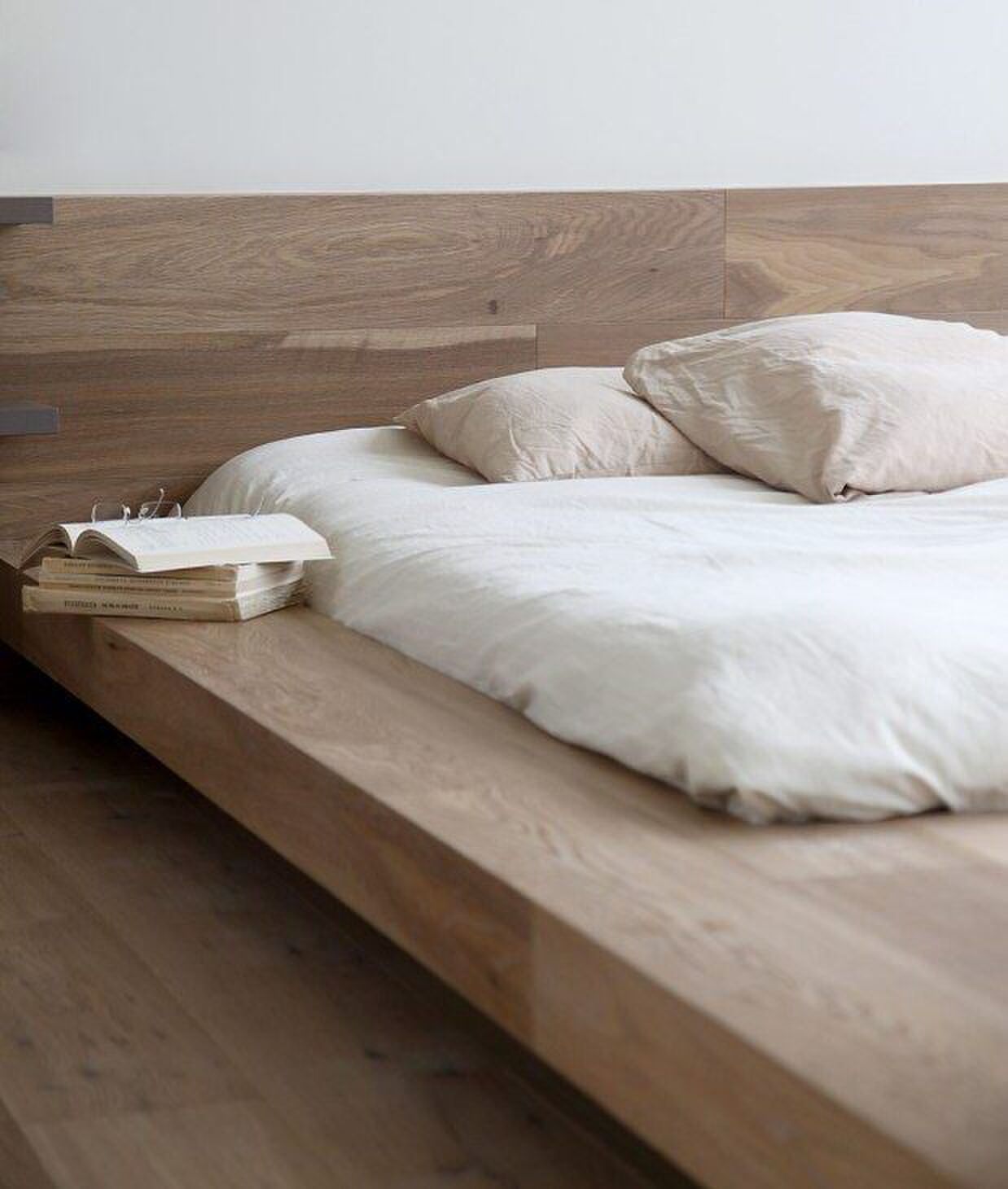Minimal slaapkamer schoon voorbereiding date man man