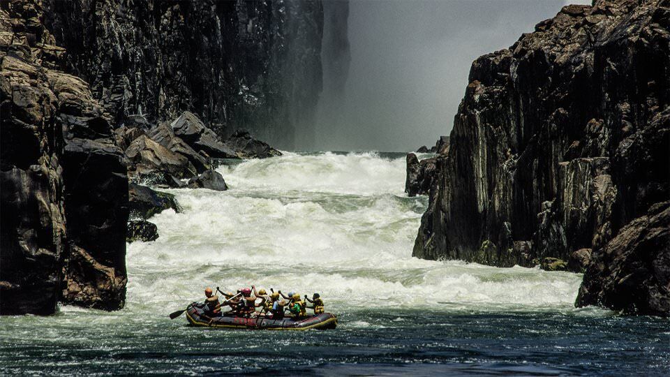 Raften Zambezi rivier Zambabwe Zambi reizen avontuurlijke reis vakantie MAN MAN