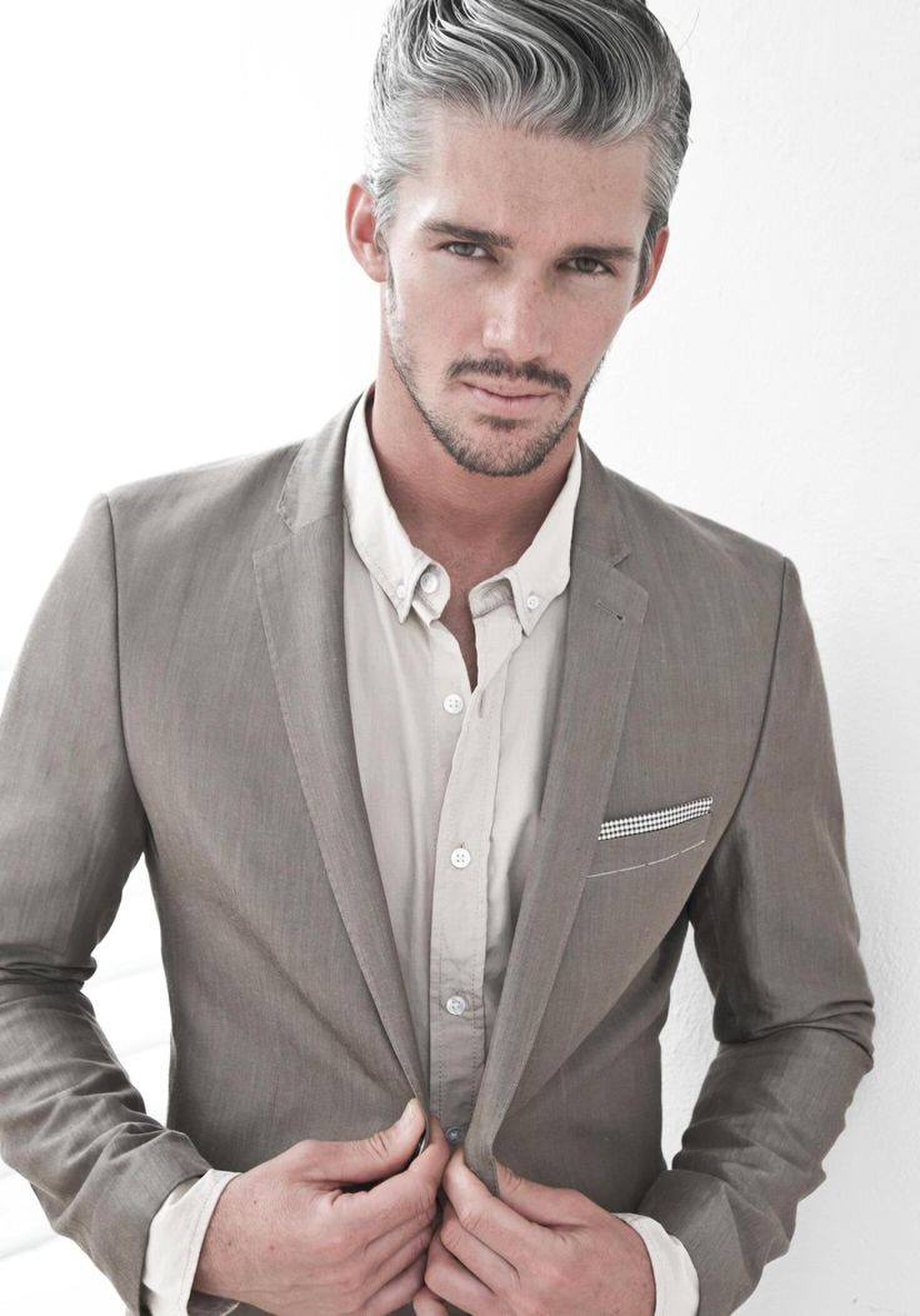 Fade-opscheer-herenkapsel-grijs haar-bruin pak-MAN MAN