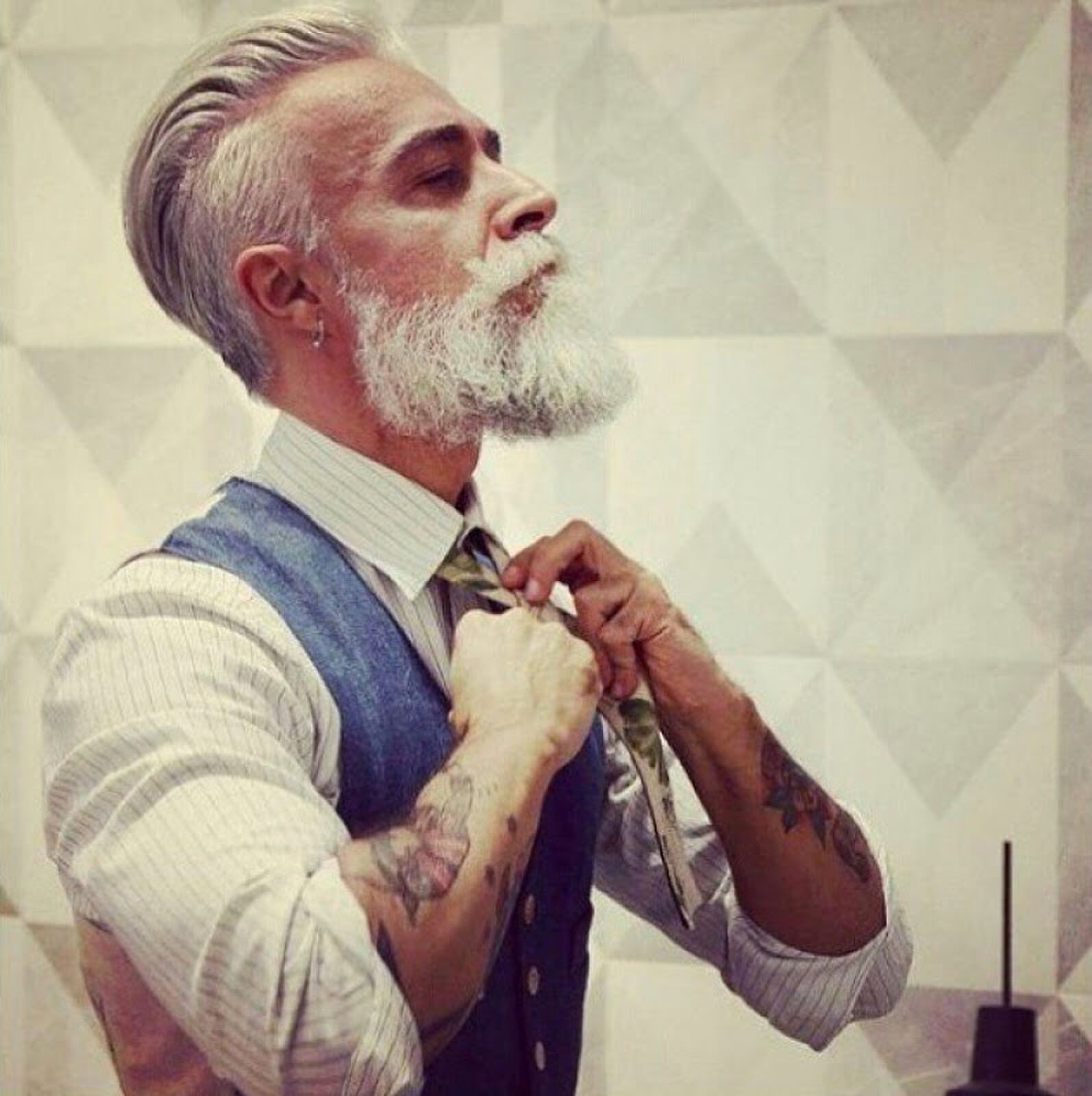 Grijs haar-gestreept shirt-stropdas- tattoo-MAN MAN