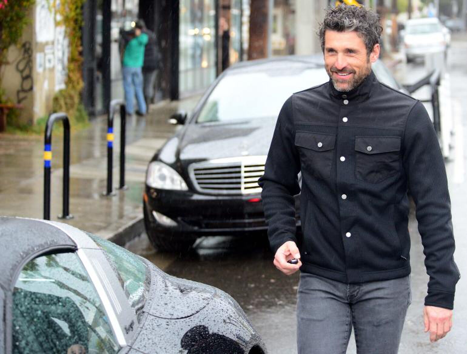 Grijs haar-patrick Dempsey-zwarte jas-field jacket-MAN MAN