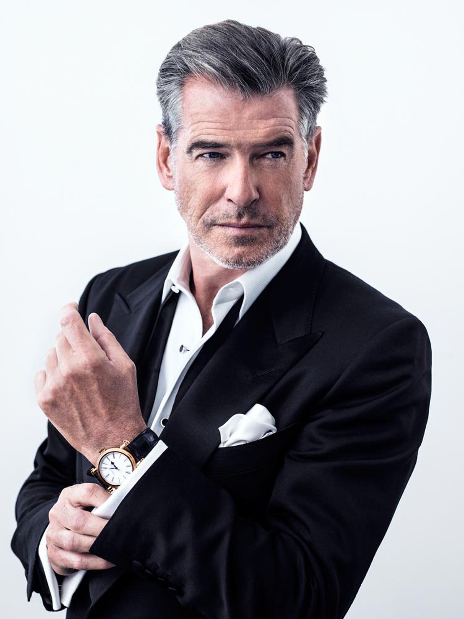 Pierce Brosnan-grijs haar-zwart pak-rolex-grijs haar-MAN MAN