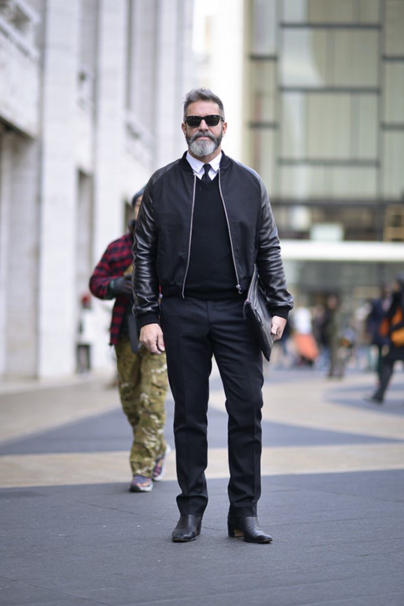 fade met quiff-blauwe bomber jas-laptop tas-grijs haar-MAN MAN