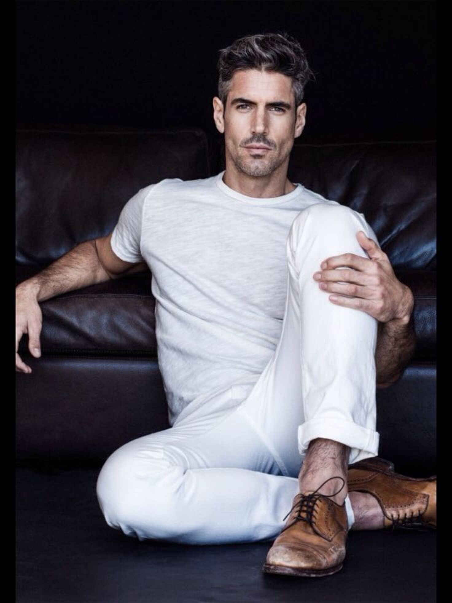 fade-pompadour-heren-wit tshirt-witte broek-MAN MAN