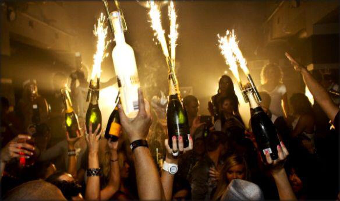 flessen in de club man man