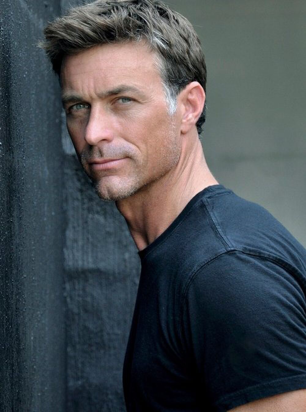 grijs haar-herenkapsel-blauw shirt-stoppel baardje-MAN MAN