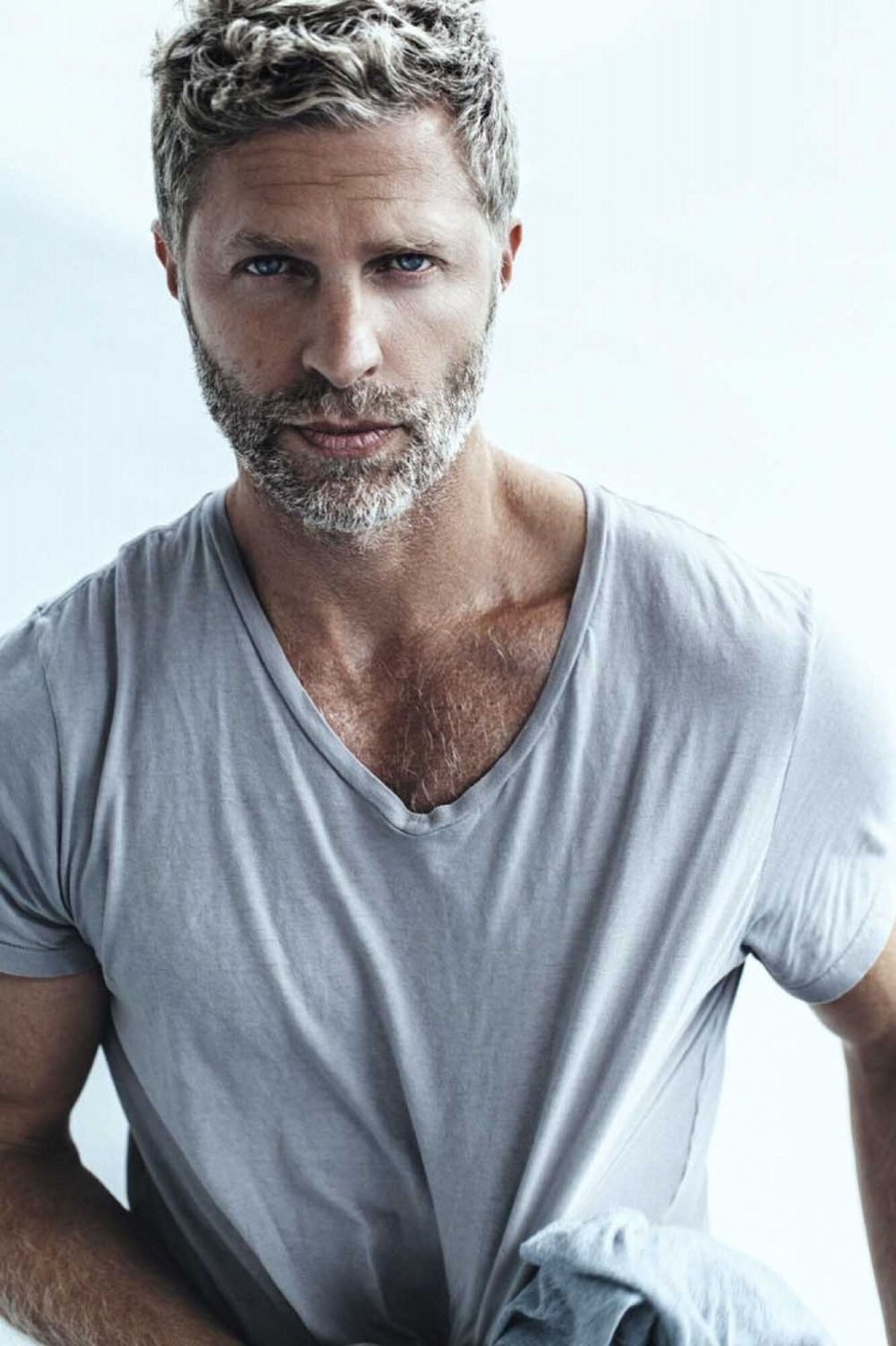 grijs haar-herenkapsel-wit shirt-MAN MAN