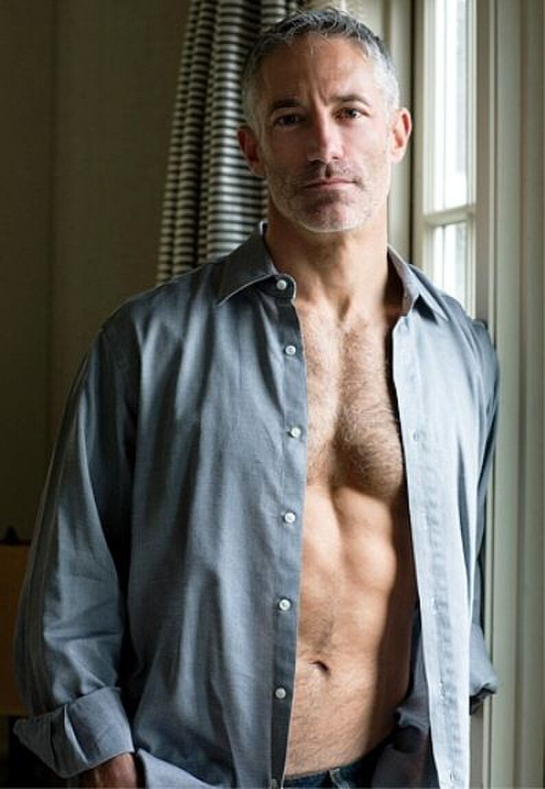 heren-kapsel-grijs haar-grijs shirt-MAN MAN