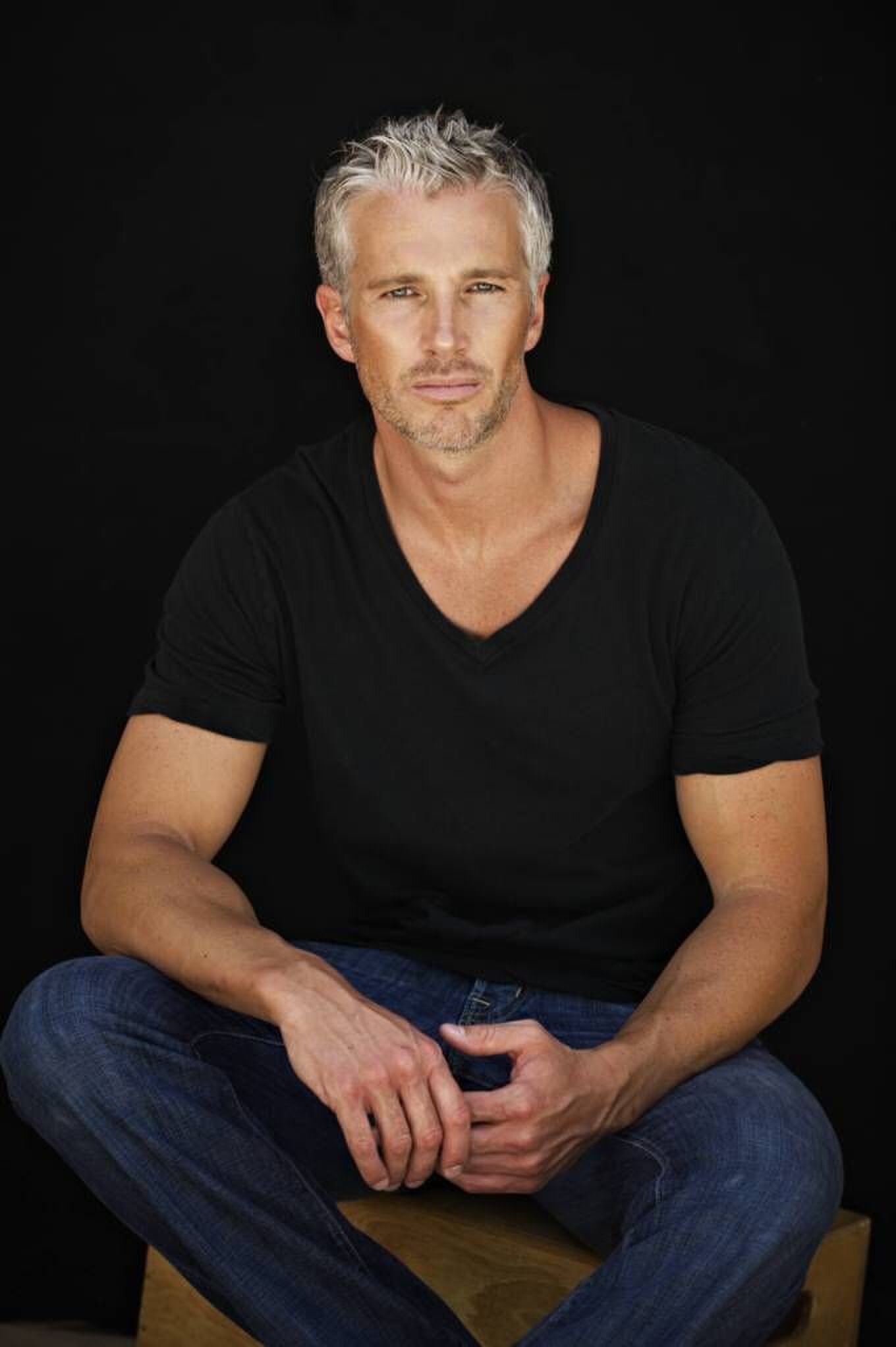 herenkapsel-grijs haar-zwart tshirt-MAN MAN