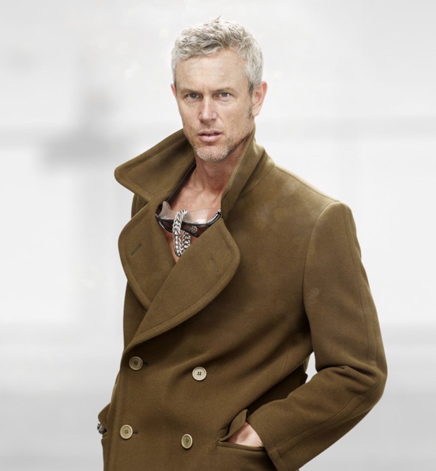 herenkapsel-groene overcoat-grijs haar-MAN MAN