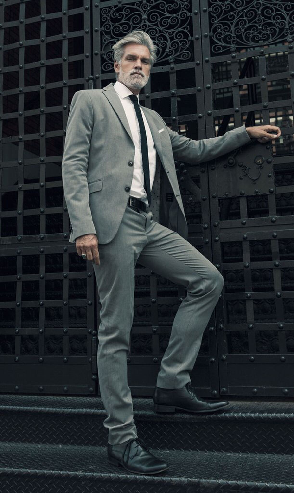 pompadour-heren-grijs haar-grijs pak-MAN MAN