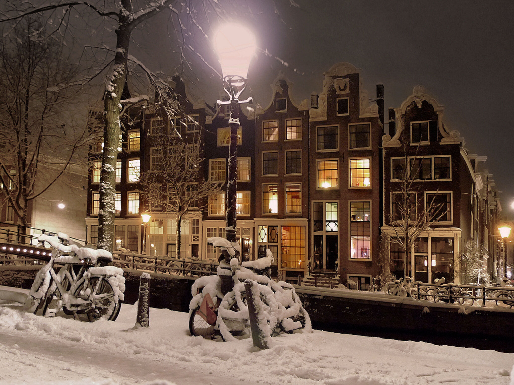 Amsterdam wandelen grachten winter date man man