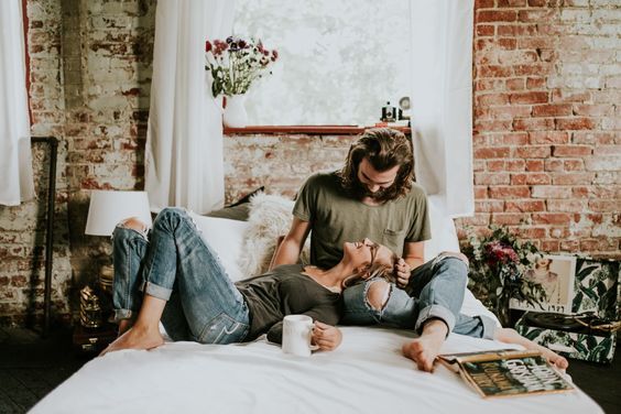 liefde-gebaar-op-bed-liggen-MAN MAN