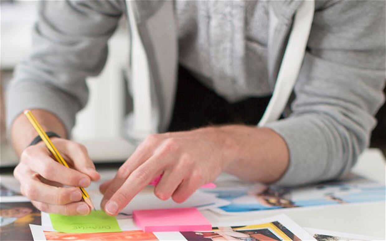 handgeschreven post it overtuigingskracht man man