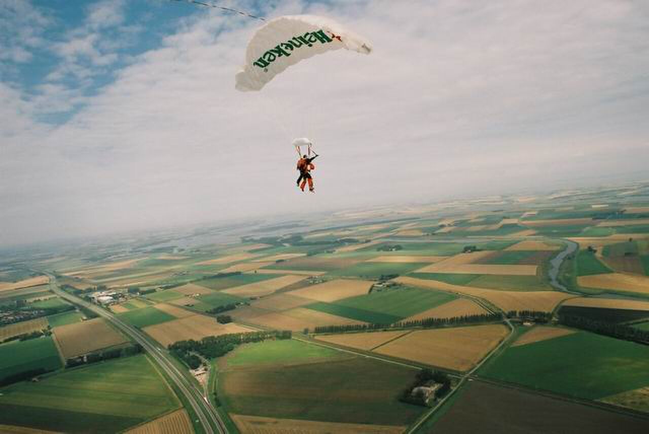 parachutesprong zeeland parachutespringen man man