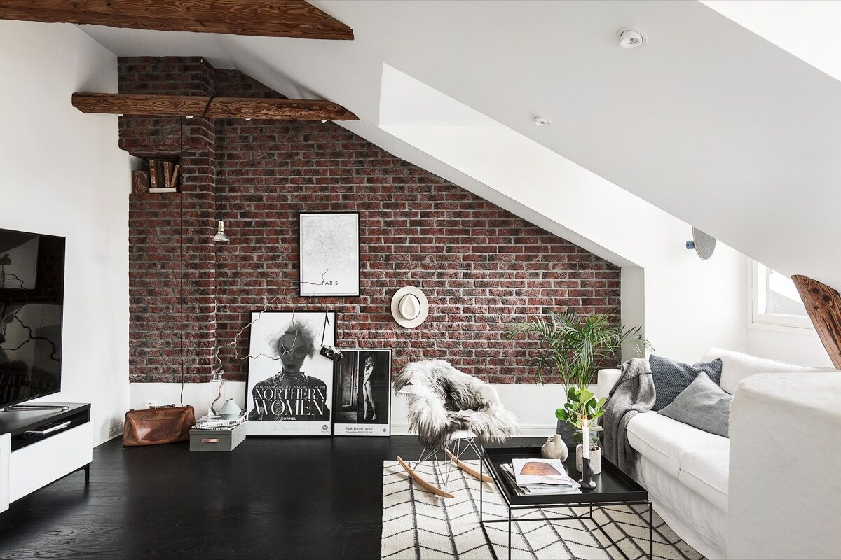 woonkamer met bakstenen muur