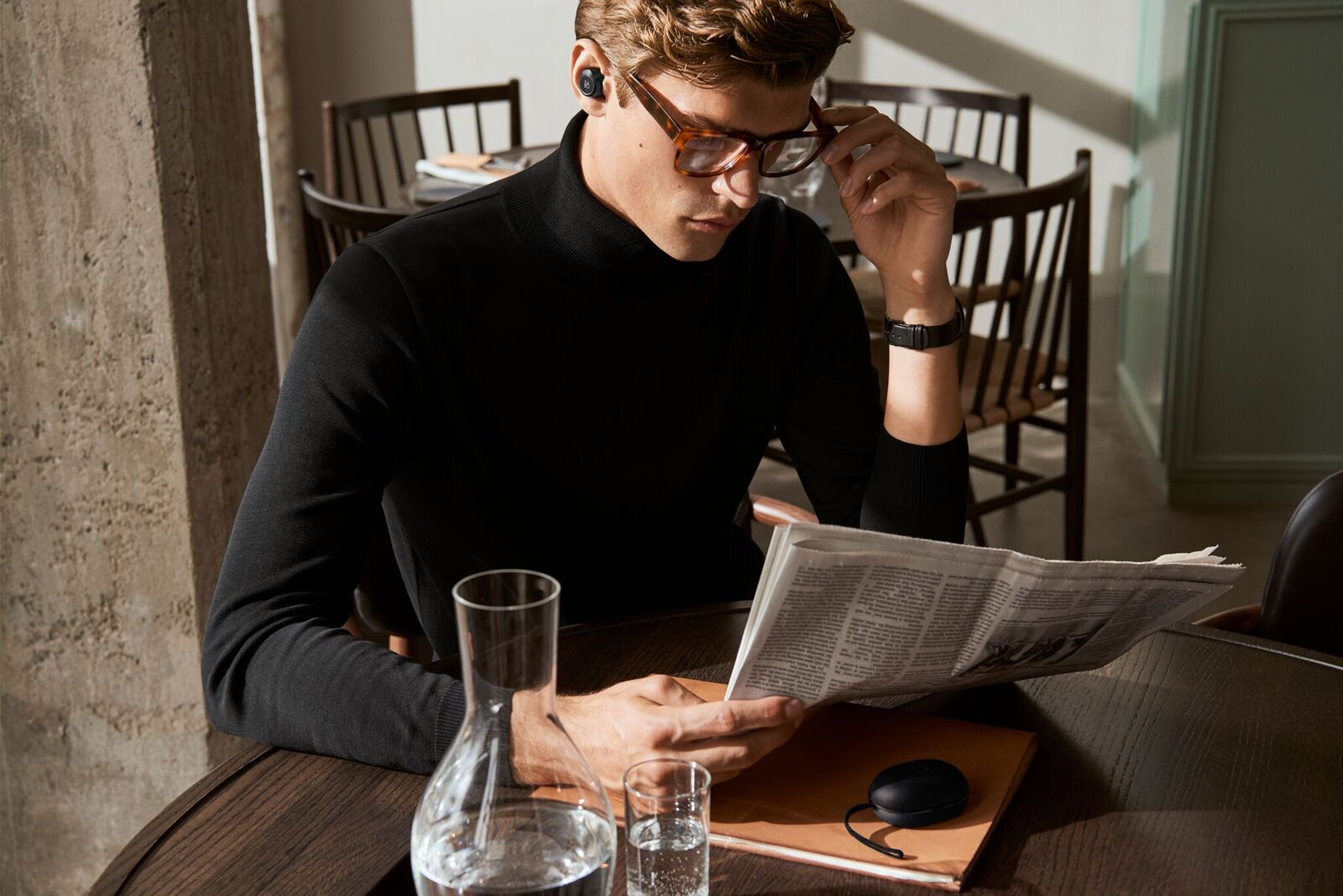 Beoplay draadloze oortelefoon muziek man man