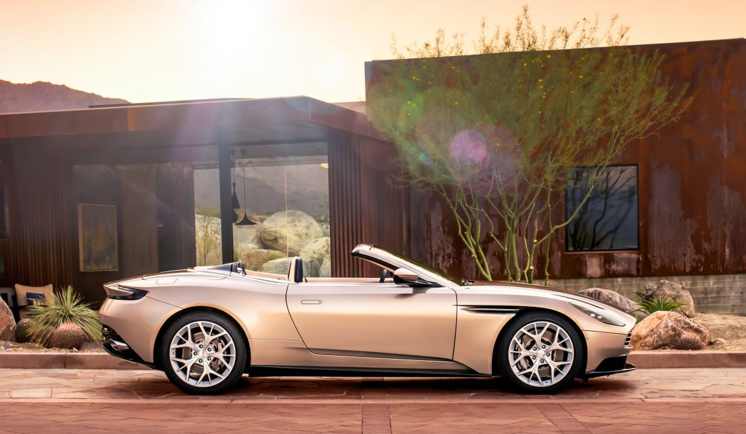 Aston Martin DB11 Volante MAN-MAN