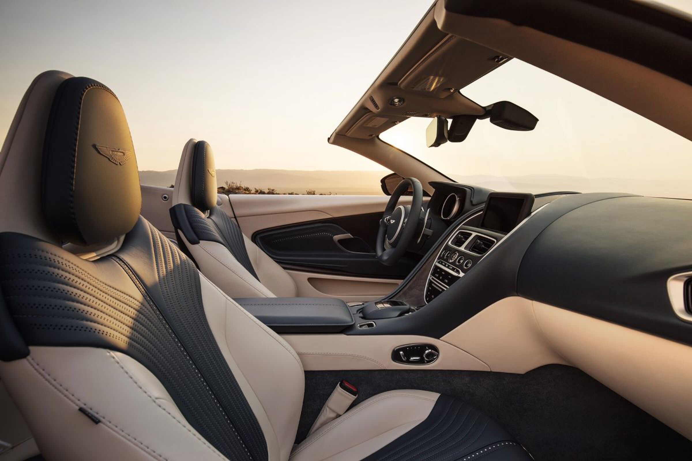 Aston Martin DB11 Volante MAN-MAN