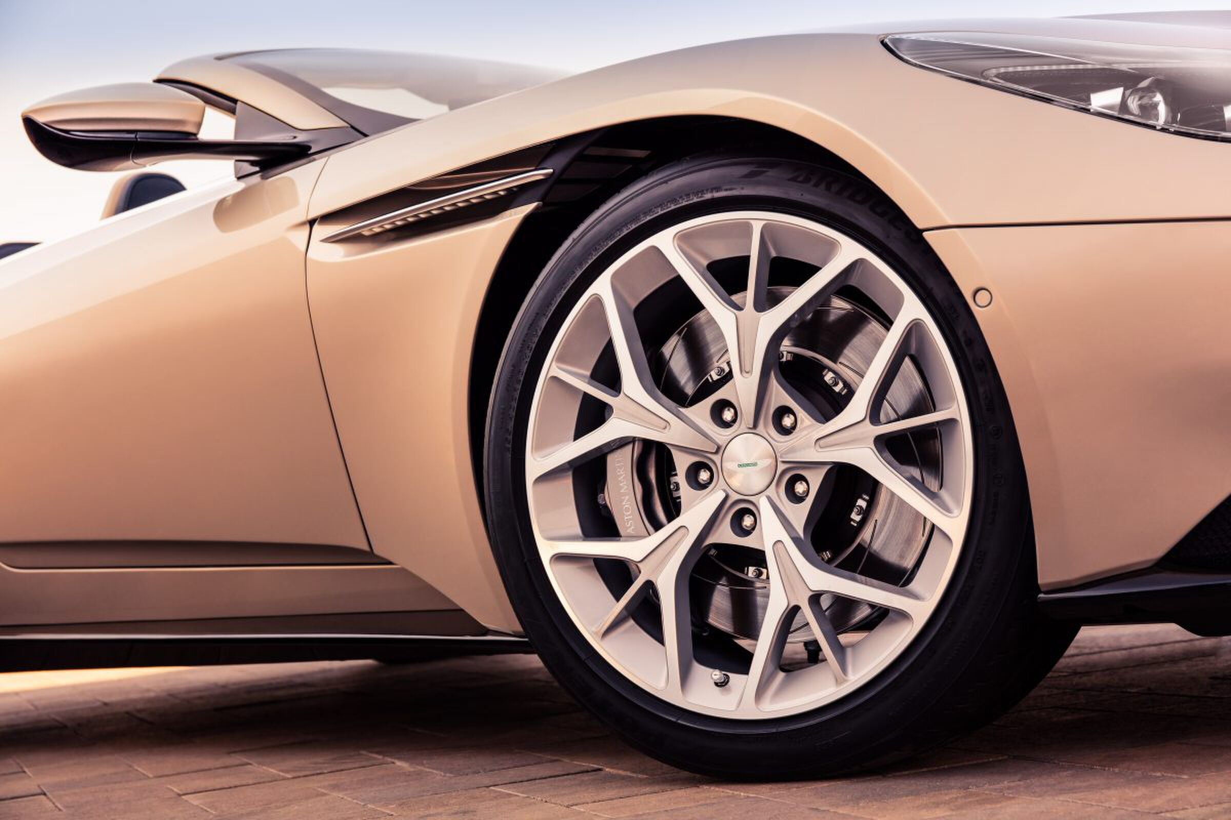Aston Martin DB11 Volante MAN-MAN