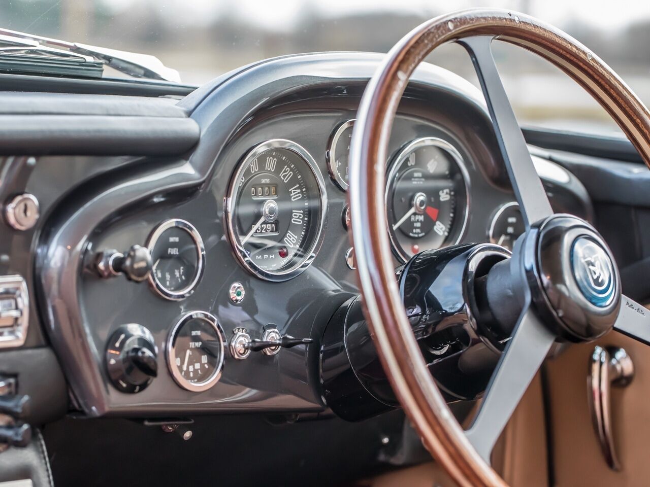 Aston Martin DB5 van Robert Plant zanger van Led Zeppelin MAN-MAN