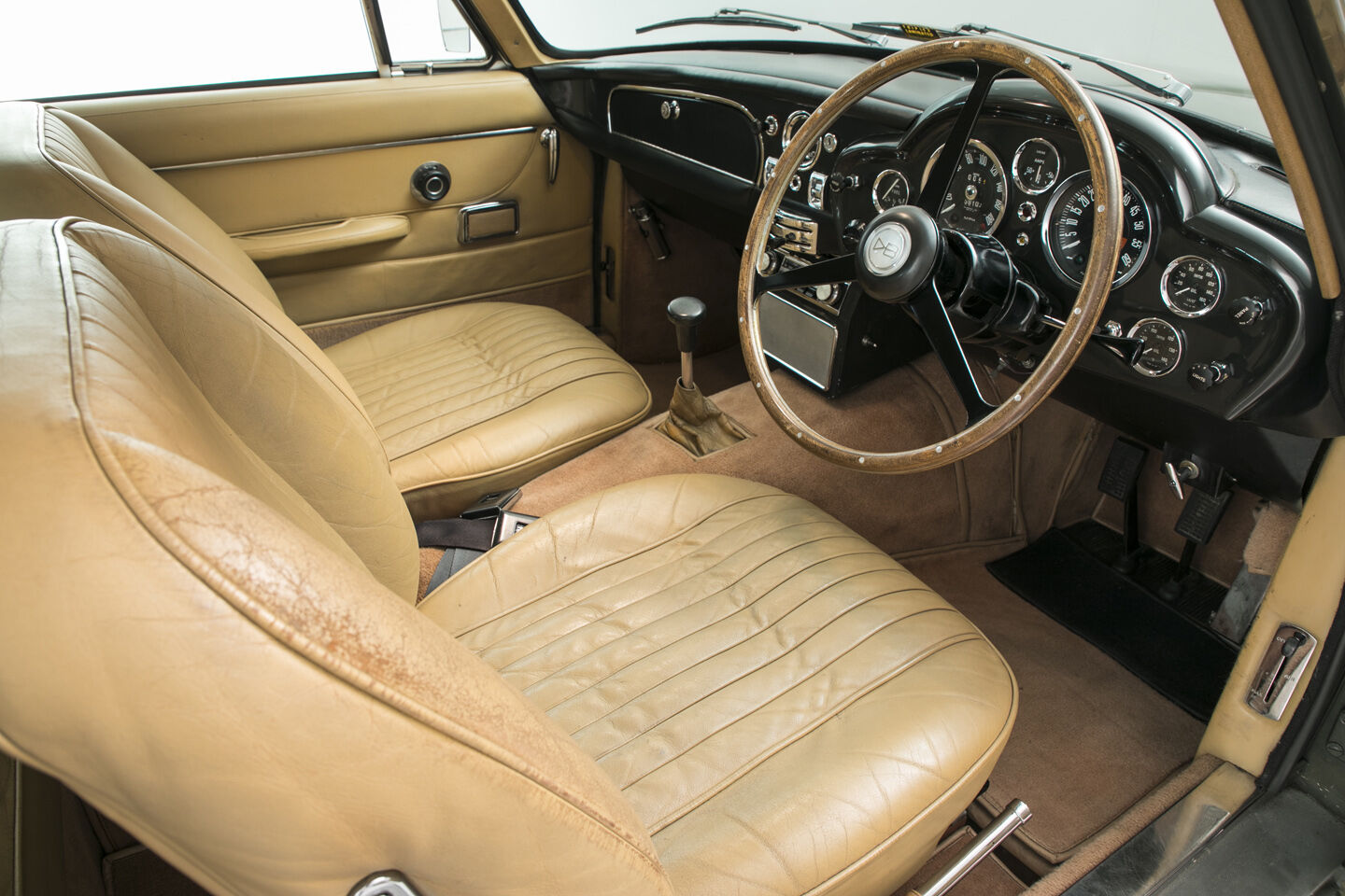 Aston Martin DB6 Mark II Vantage MAN-MAN