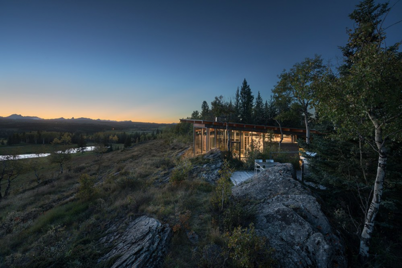 Carraig ridge rock house man man