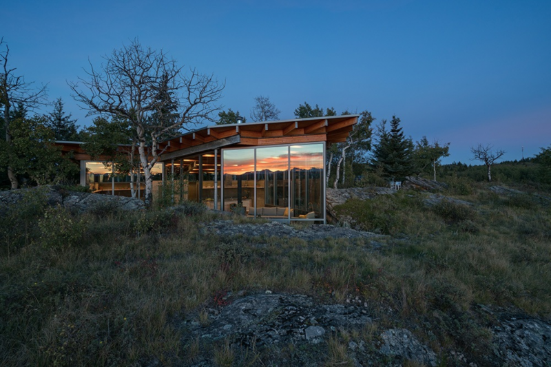 Carraig ridge rock house man man