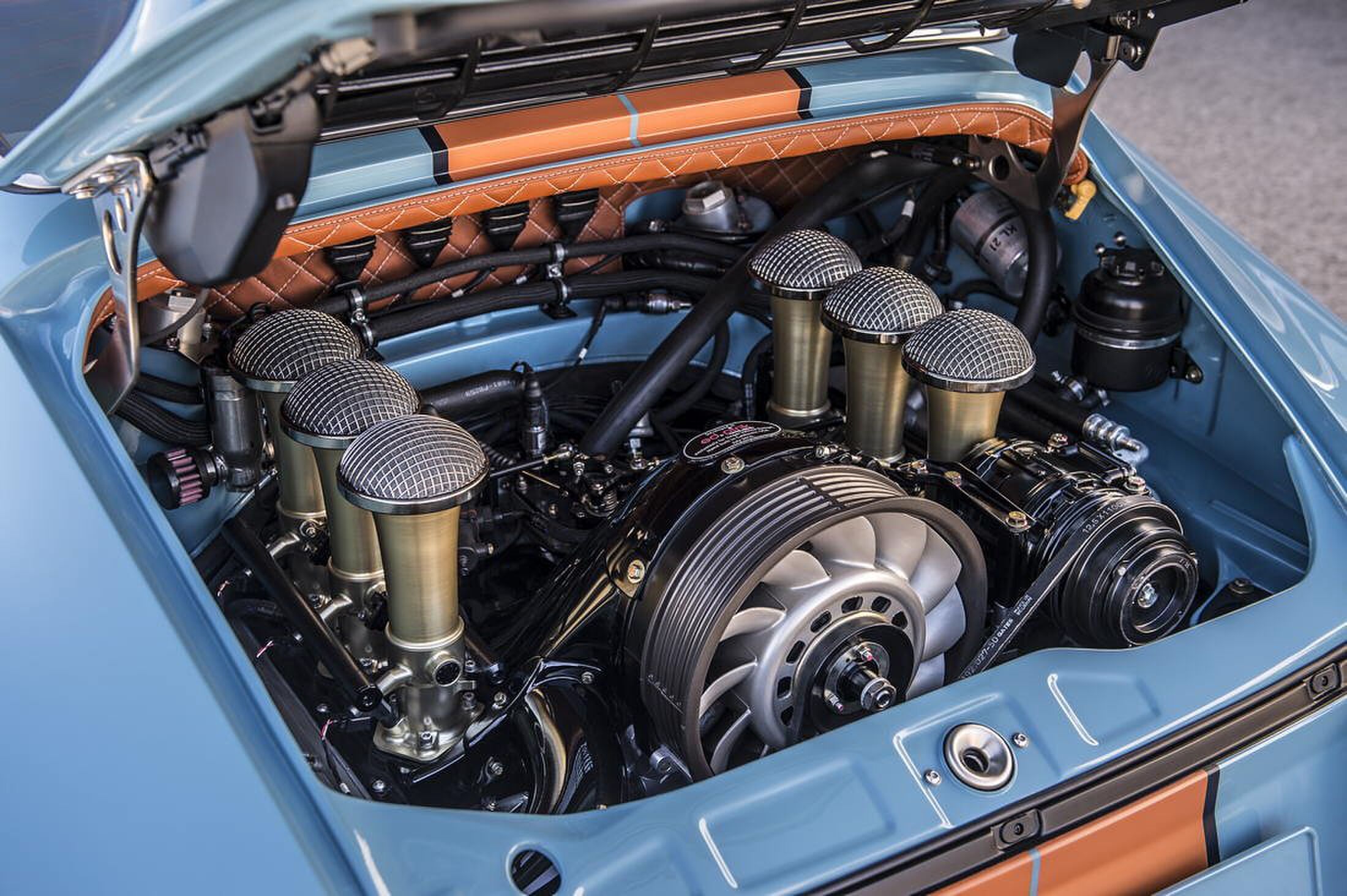 Singer vehicle design Porsche 911 Phoenix MAN-MAN