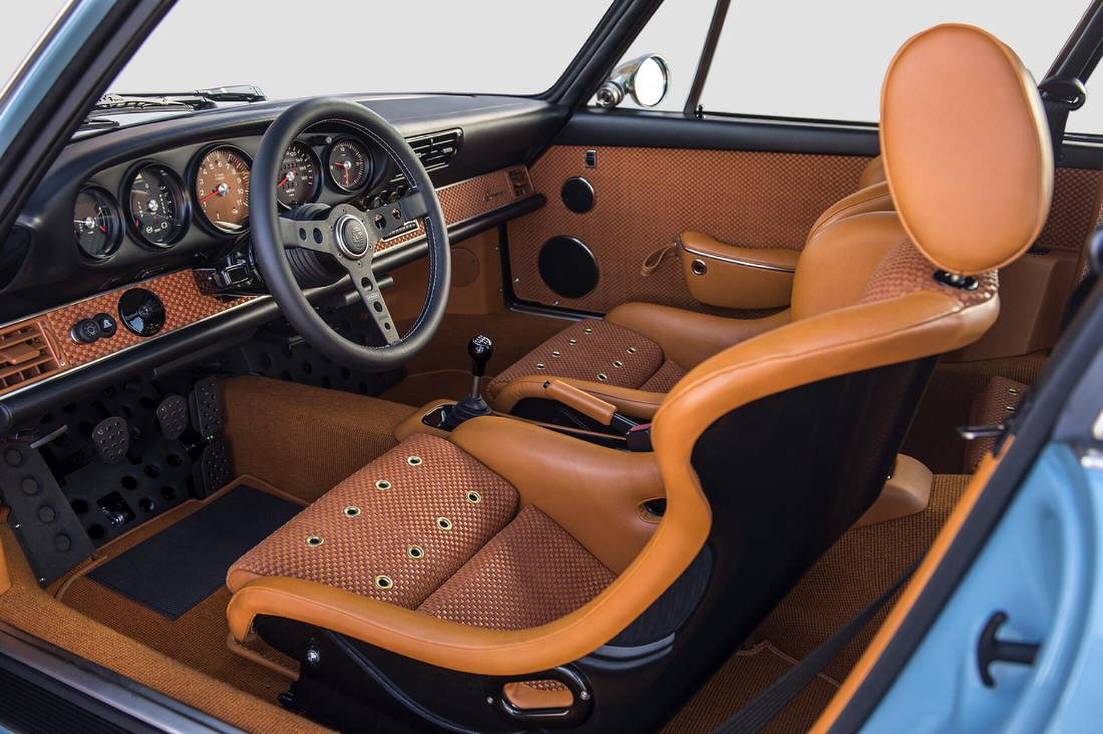 Singer vehicle design Porsche 911 Phoenix MAN-MAN