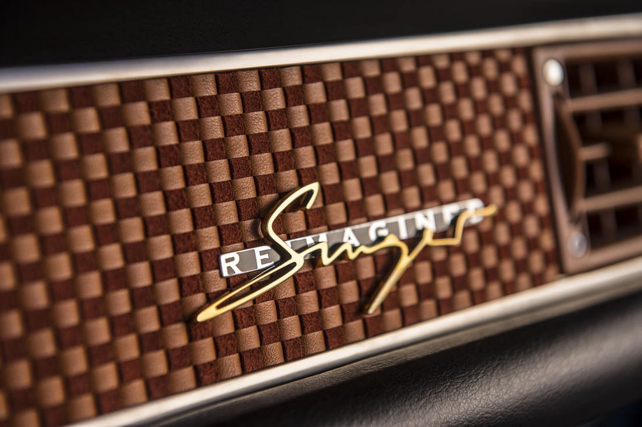 Singer vehicle design Porsche 911 Phoenix MAN-MAN