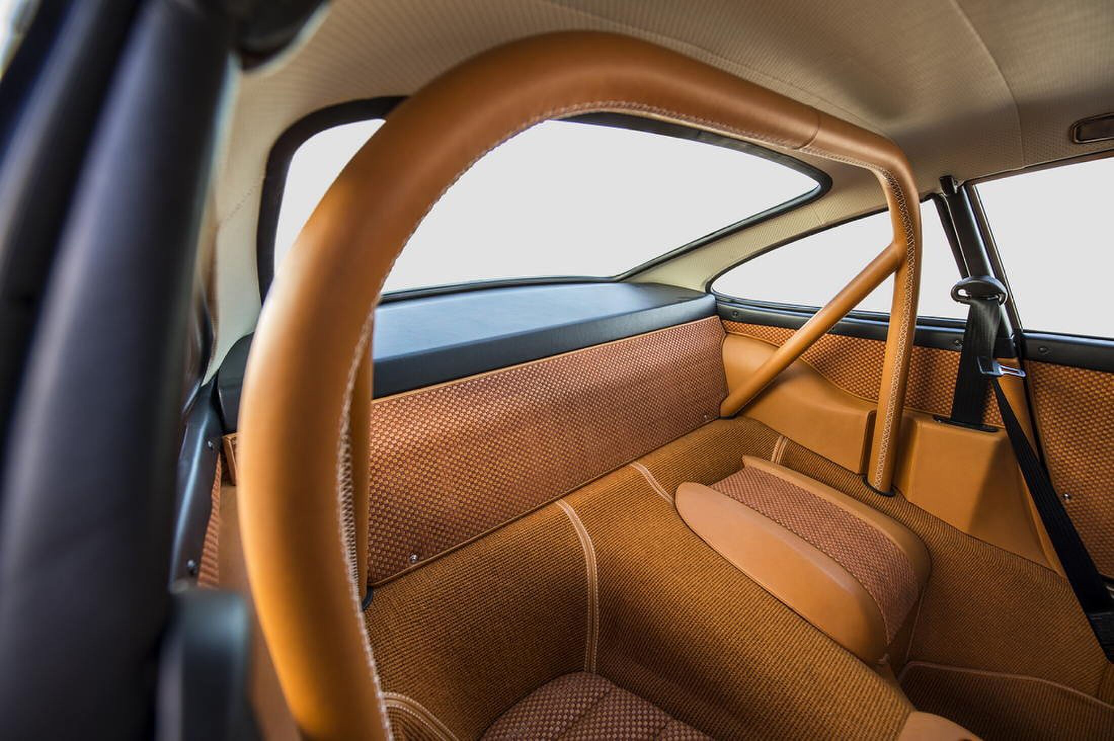 Singer vehicle design Porsche 911 Phoenix MAN-MAN