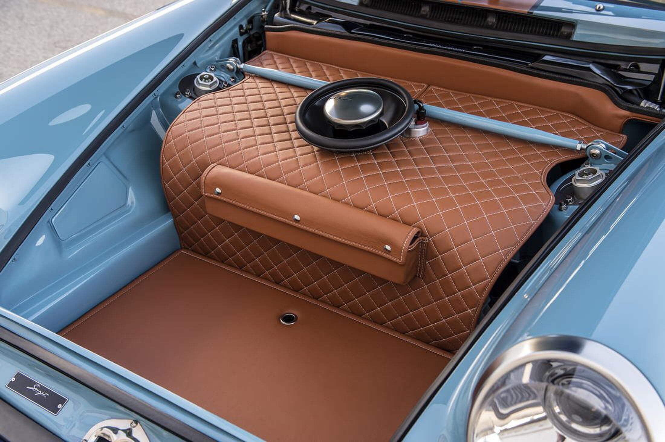 Singer vehicle design Porsche 911 Phoenix MAN-MAN