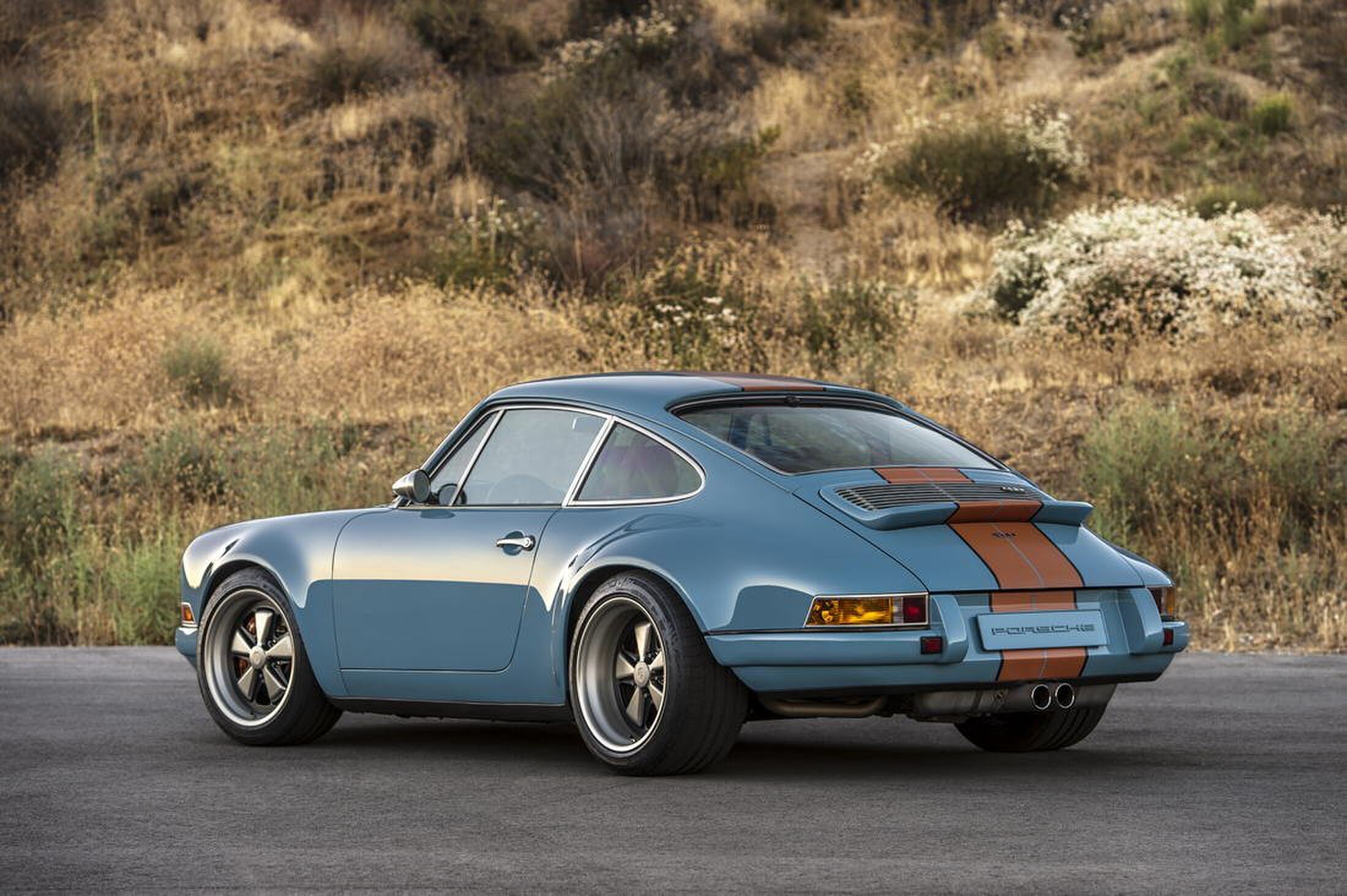 Singer vehicle design Porsche 911 Phoenix MAN-MAN