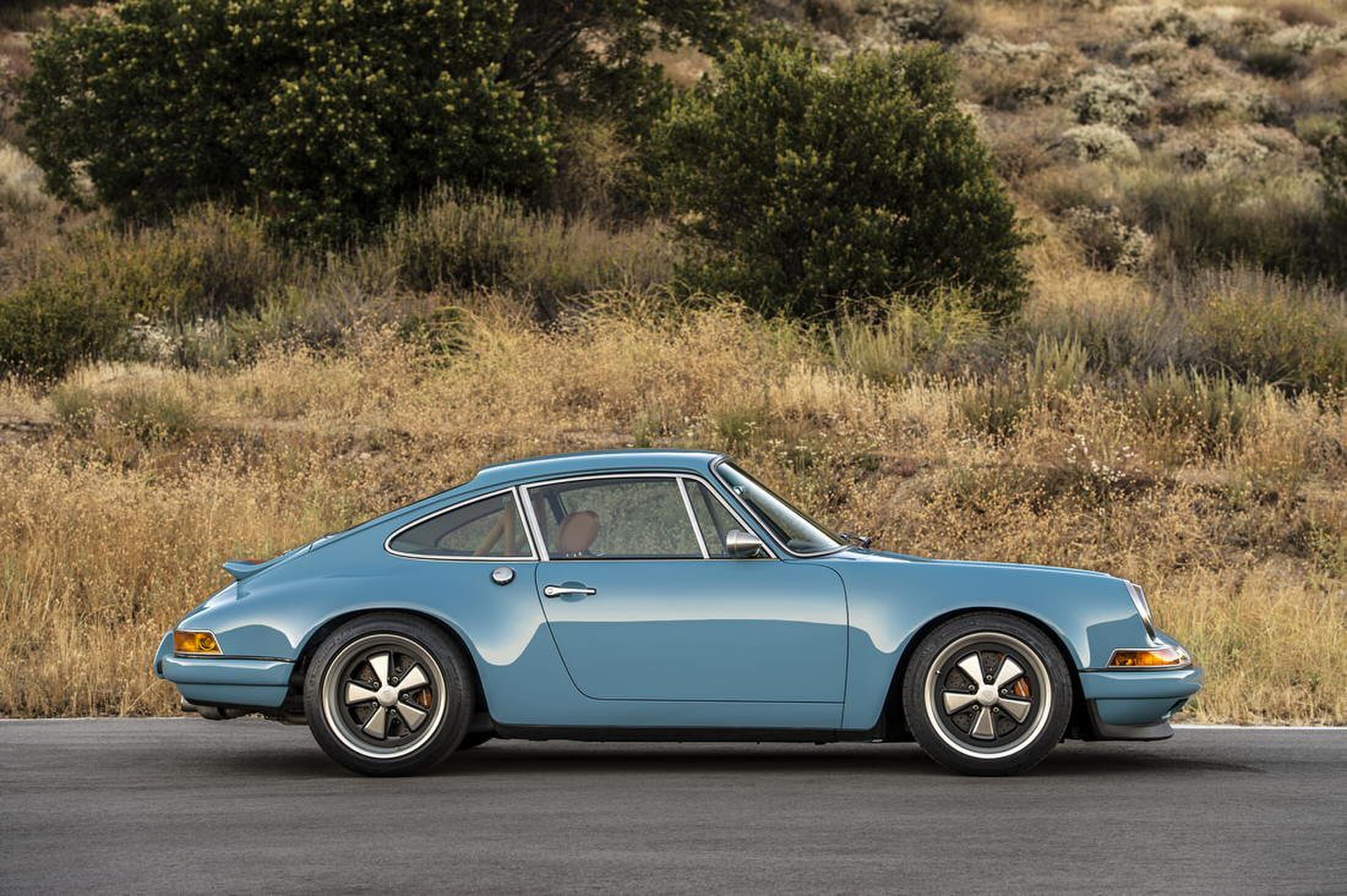 Singer vehicle design Porsche 911 Phoenix MAN-MAN