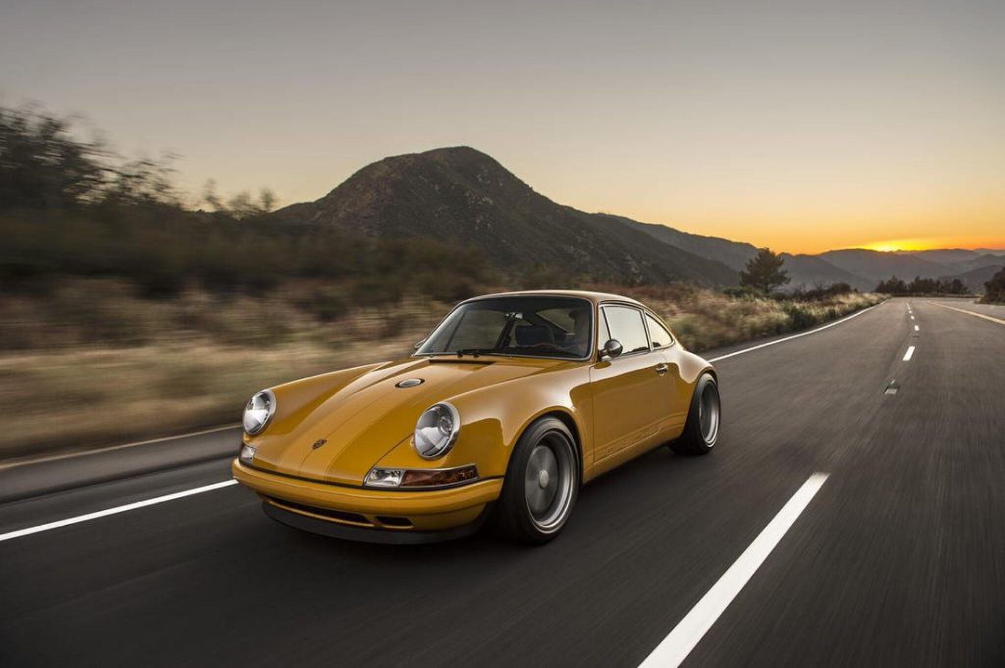 Singer vehicle design Porsche 911 okergeel blauw interieur MAN-MAN