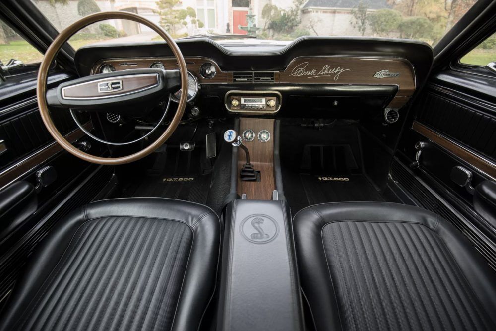 deze witte Shelby Mustang GT500 Fastback wordt geveild bij RM Sothebys MAN-MAN