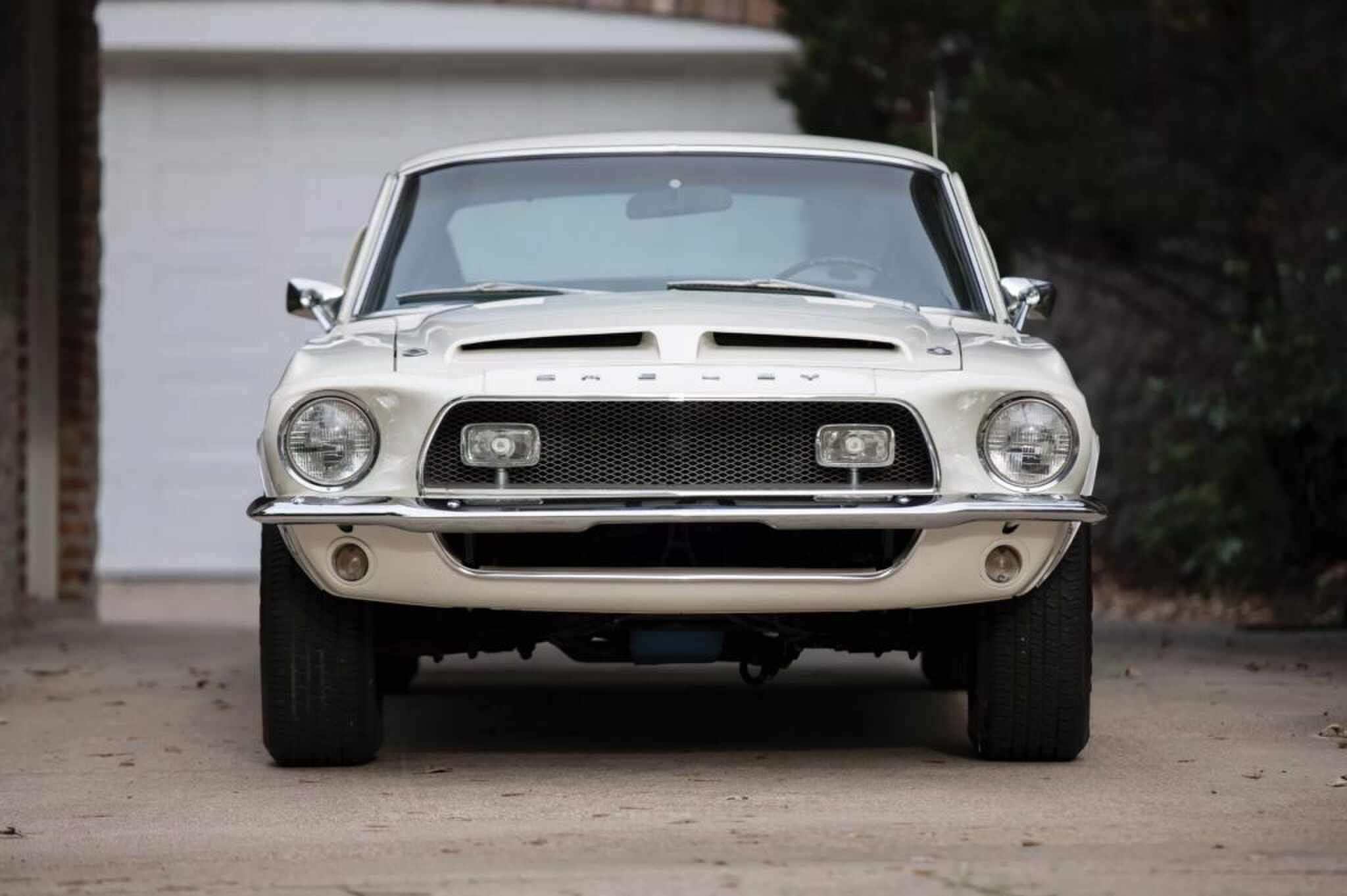 deze witte Shelby Mustang GT500 Fastback wordt geveild bij RM Sothebys MAN-MAN