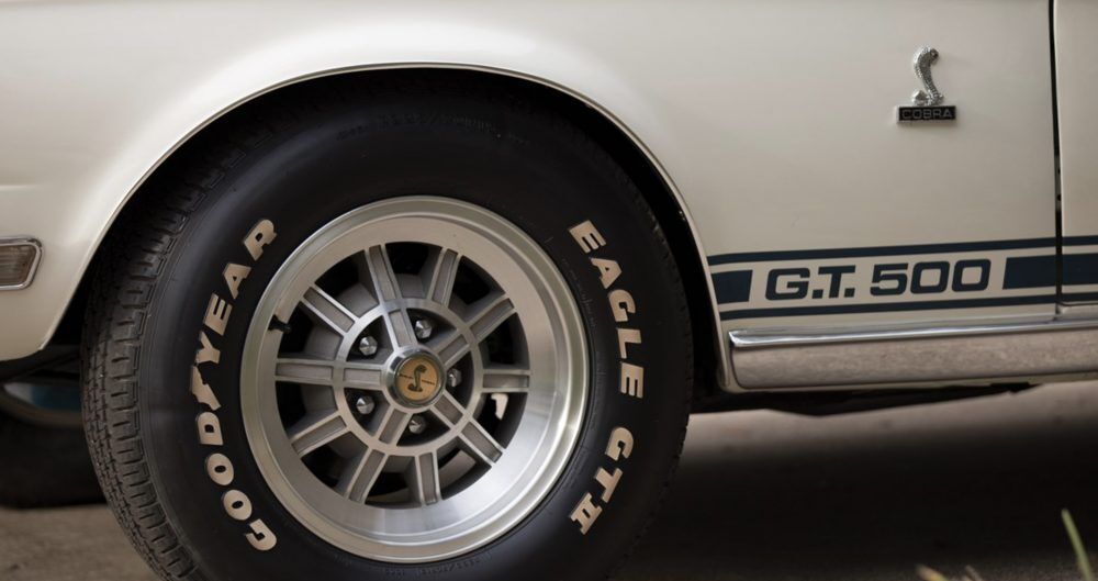 deze witte Shelby Mustang GT500 Fastback wordt geveild bij RM Sothebys MAN-MAN