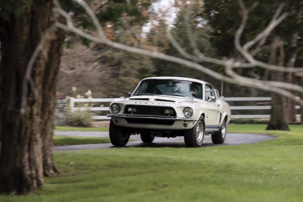 deze witte Shelby Mustang GT500 Fastback wordt geveild bij RM Sothebys MAN-MAN