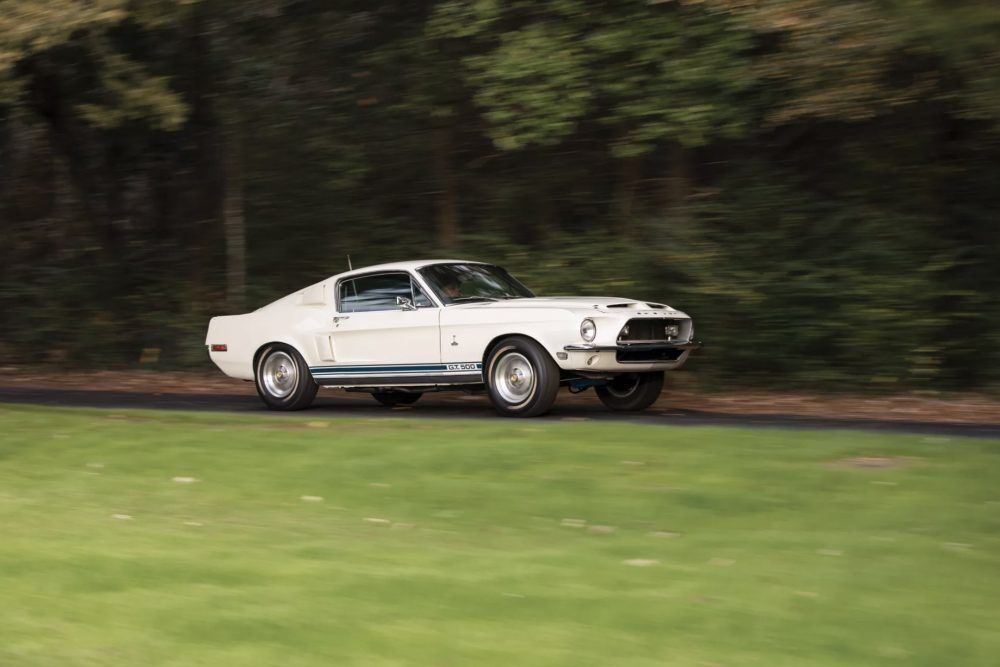 deze witte Shelby Mustang GT500 Fastback wordt geveild bij RM Sothebys MAN-MAN
