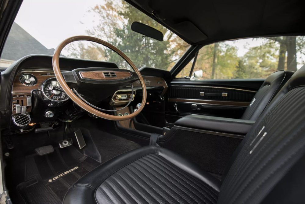 deze witte Shelby Mustang GT500 Fastback wordt geveild bij RM Sothebys MAN-MAN