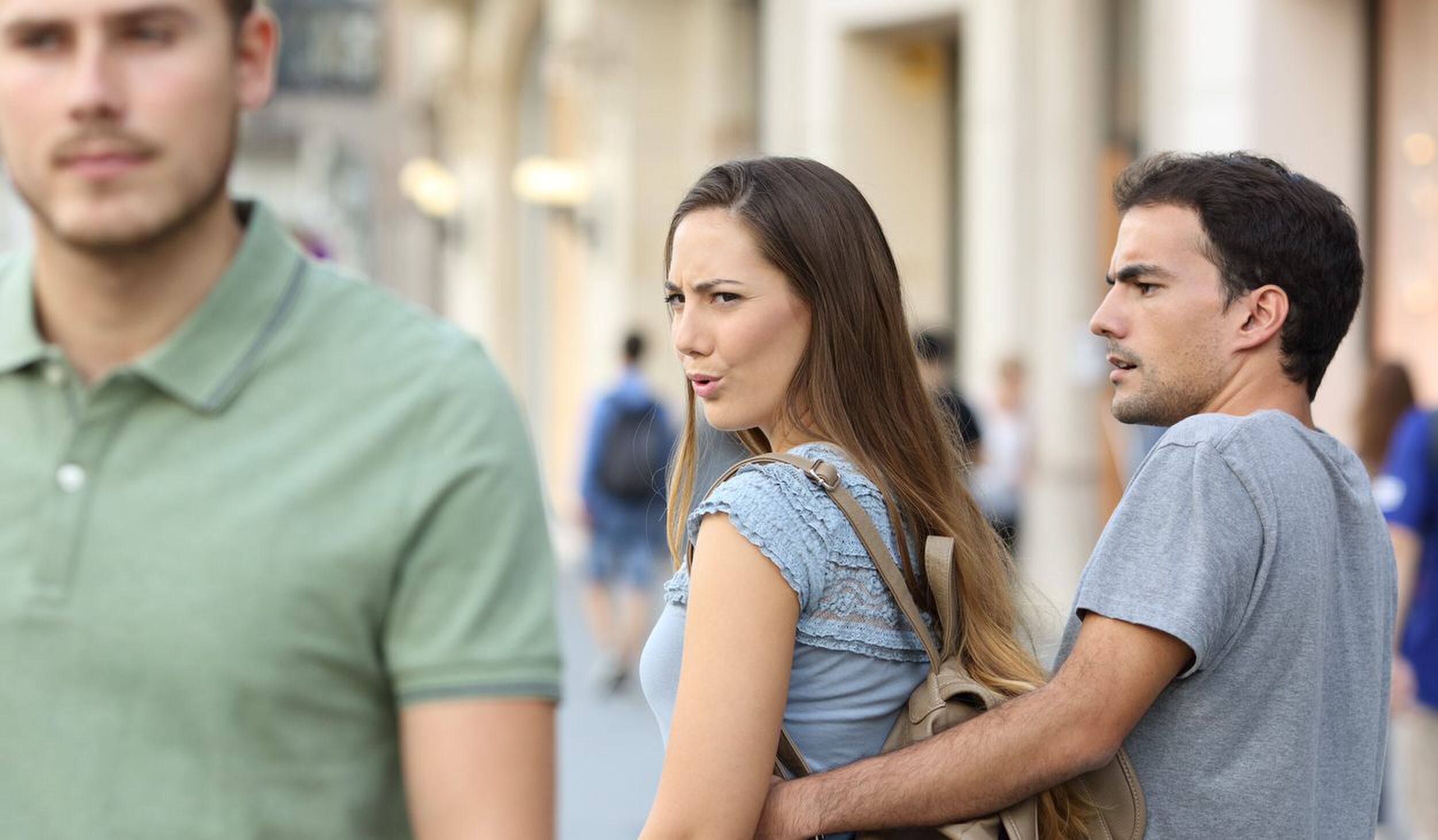 vriendin andere mannen flirten man man