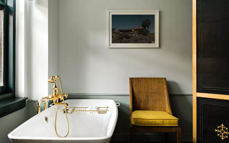 Nomad Hotel man man 00