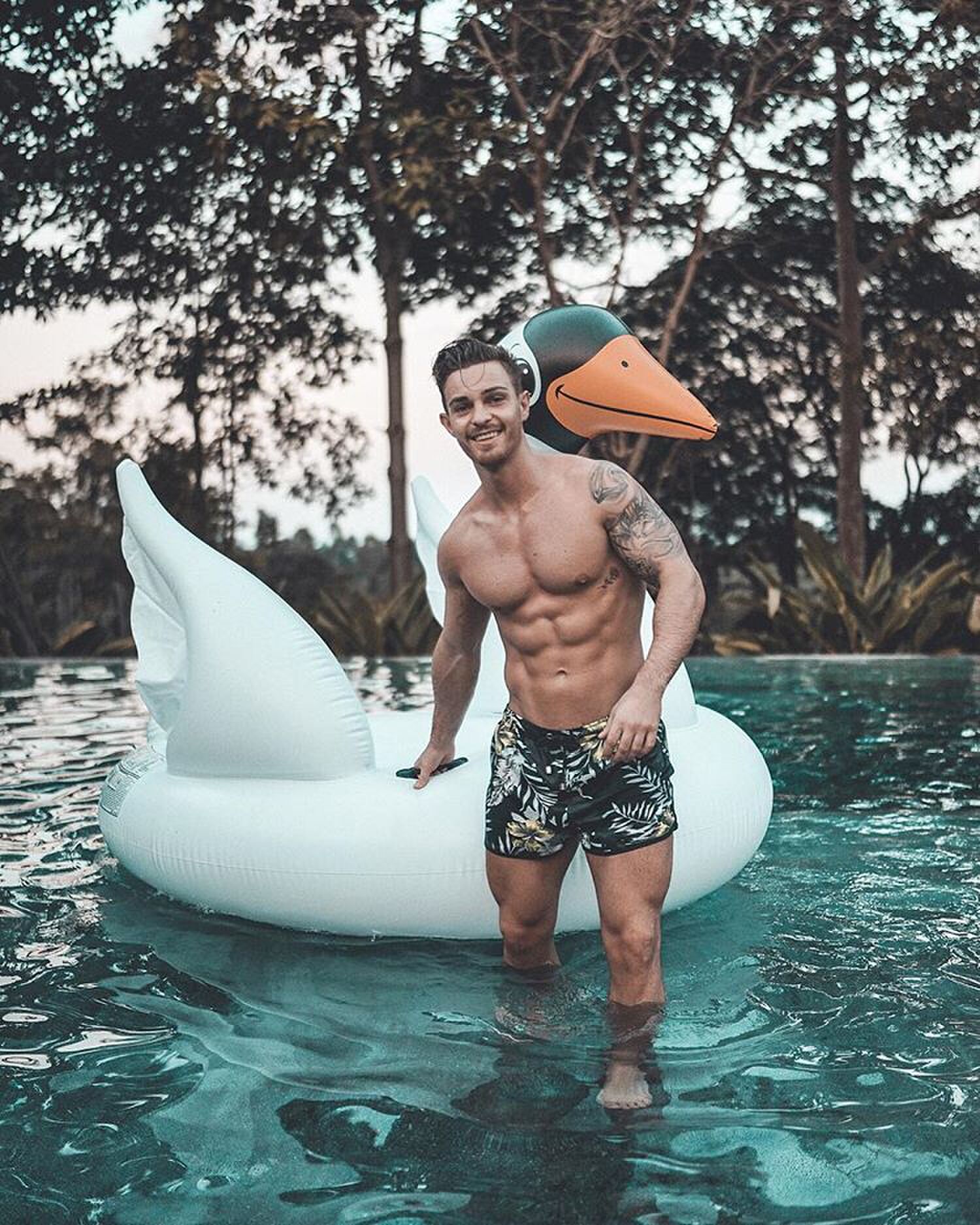 Zwembroek floral look