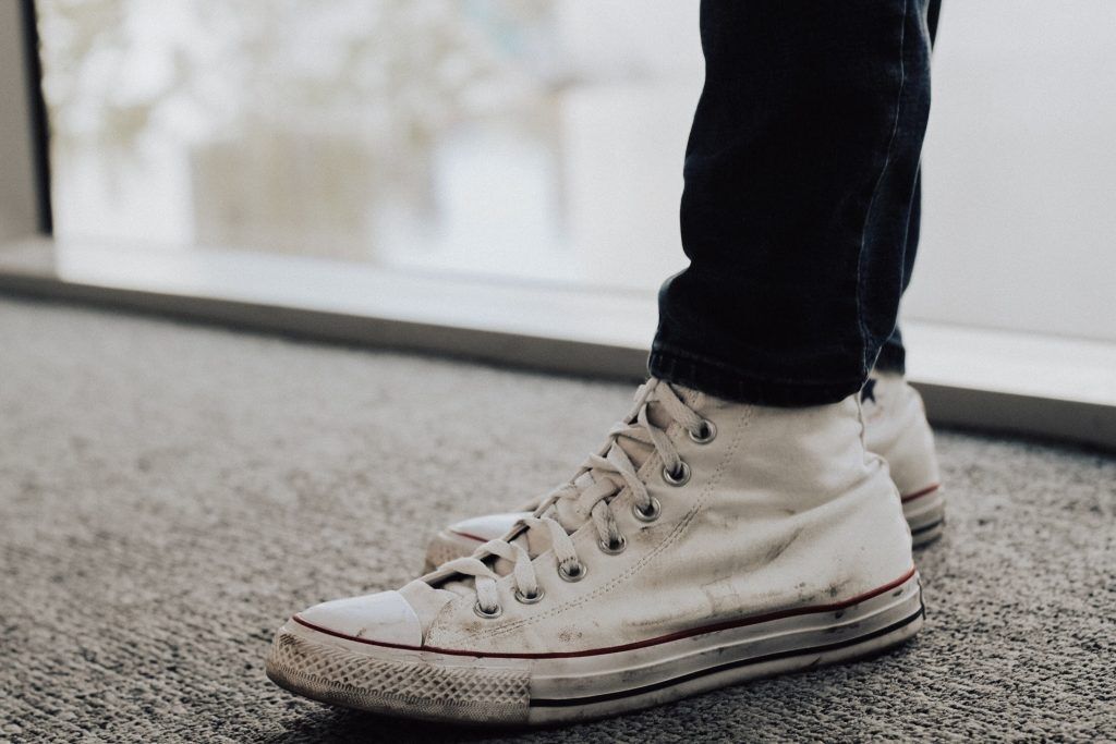 witte sneakers