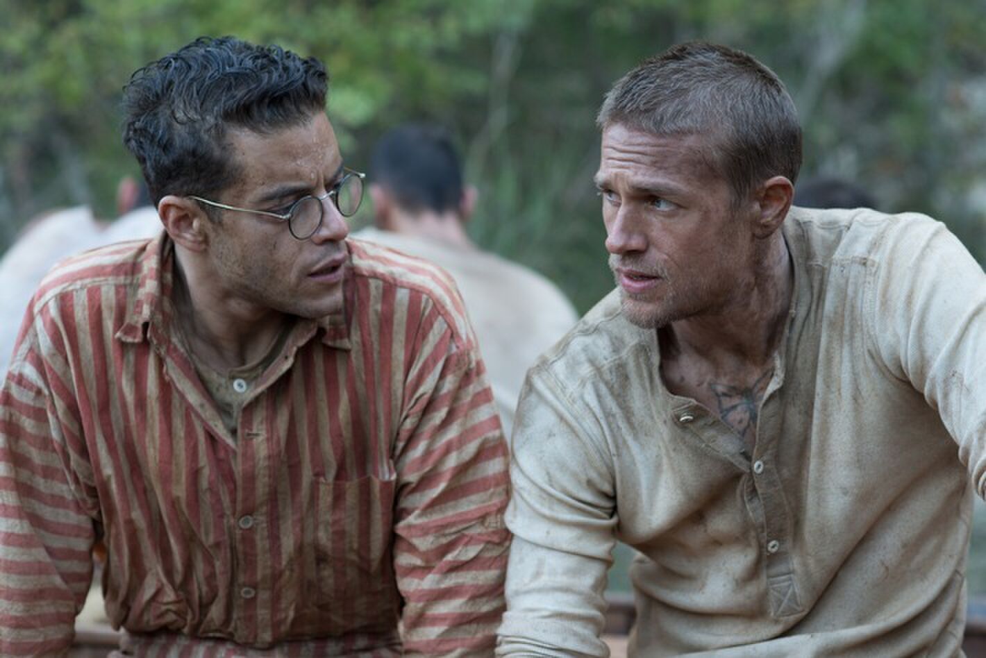 © 2018 Constantin Film Verleih GmbH / Jose Haro Rami Malek (links) als "Louis Dega" und Charlie Hunnam (rechts) als "Henri 'Papillon' Charriére" in PAPILLON von Regisseur Michael Noer. Weiterer Text über ots und www.presseportal.de/nr/12946 / Die Verwendung dieses Bildes ist für redaktionelle Zwecke honorarfrei. Veröffentlichung bitte unter Quellenangabe: "obs/Constantin Film/Jose Haro"